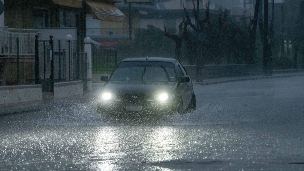 Ισχυρή καταιγίδα «χτύπησε» την Κοζάνη – Πλημμύρες, διακοπές ρεύματος και προβλήματα στο οδικό δίκτυο