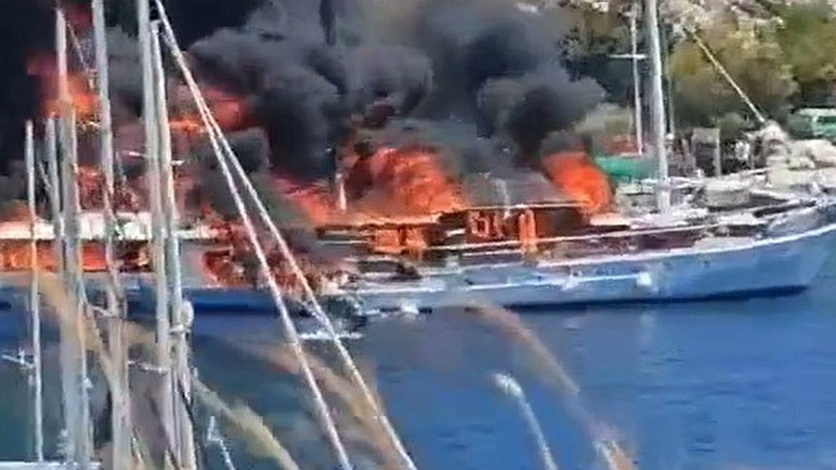 Συναγερμός στους Παξούς: Δύο τουριστικά σκάφη τυλίχθηκαν στις φλόγες στο λιμάνι του Γαΐου