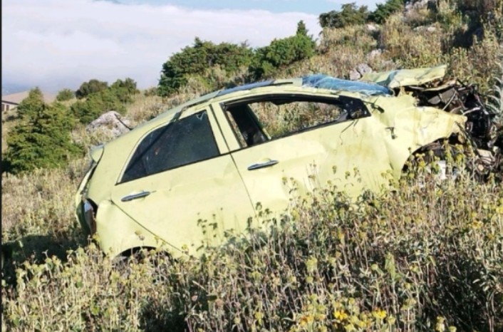 Τροχαίο-σοκ στα Ιωάννινα: Αυτοκίνητο με 21χρονο οδηγό καρφώθηκε σε γκρεμό στους Λιγκιάδες