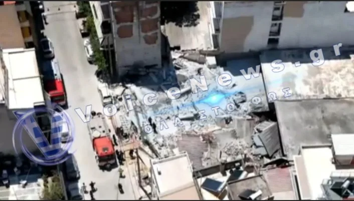 ΣΟΚ ΣΤΑ ΠΕΤΡΑΛΩΝΑ: ΚΑΤΕΡΡΕΥΣΕ ΠΑΛΙΑ ΤΕΤΡΑΩΡΟΦΗ ΠΟΛΥΚΑΤΟΙΚΙΑ  – ΑΝΑΚΟΥΦΙΣΗ ΚΑΘΩΣ ΠΡΟΛΑΒΑΝ ΚΑΙ ΒΓΗΚΑΝ ΟΛΟΙ ΟΙ ΕΝΟΙΚΟΙ