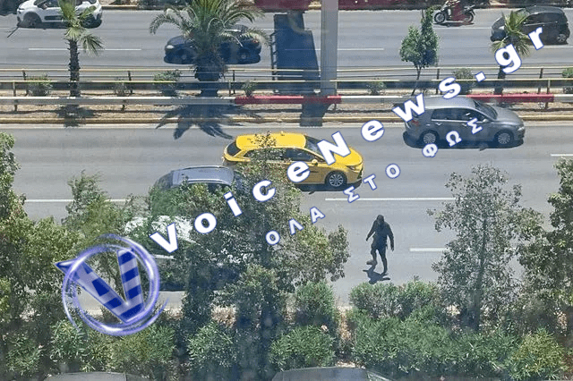Άνδρας σε κατάσταση αμόκ διασχίζει κάθετα τη Συγγρού – Πουθενά η αστυνομία (ΒΙΝΤΕΟ)