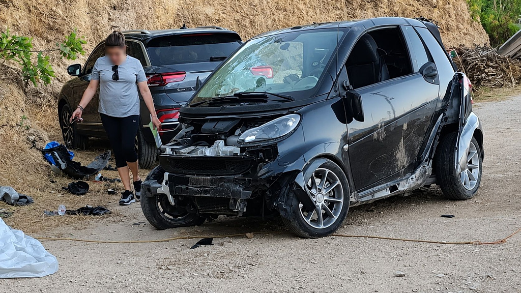 Ηράκλειο: Smart κατέληξε σε σταθμευμένα οχήματα μετά από επικίνδυνη πορεία – Ένας τραυματίας