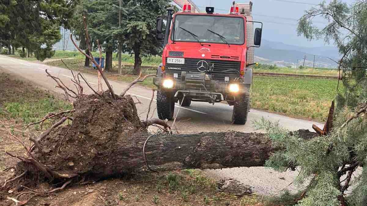 Σφοδρή κακοκαιρία σαρώνει τη χώρα: Πλημμύρες, χαλάζι και χιλιάδες κεραυνοί