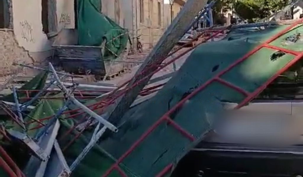 Λουτράκι: Κατέρρευσε μεταλλική σκαλωσιά και καταπλάκωσε σταθμευμένο ΙΧ