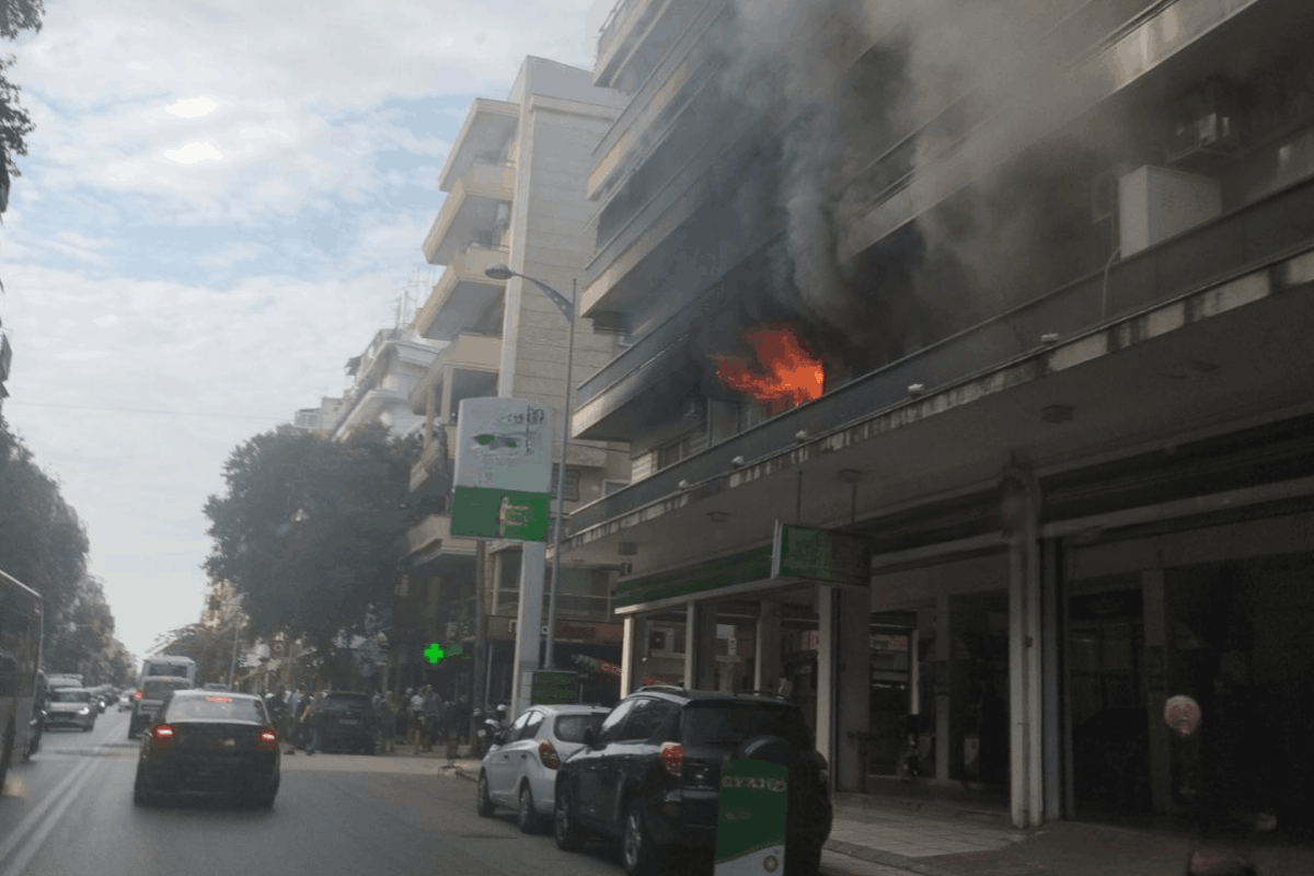Θεσσαλονίκη: Φωτιά σε διαμέρισμα στη Λεωφόρο Στρατού — Στο σημείο ισχυρές δυνάμεις της Πυροσβεστικής
