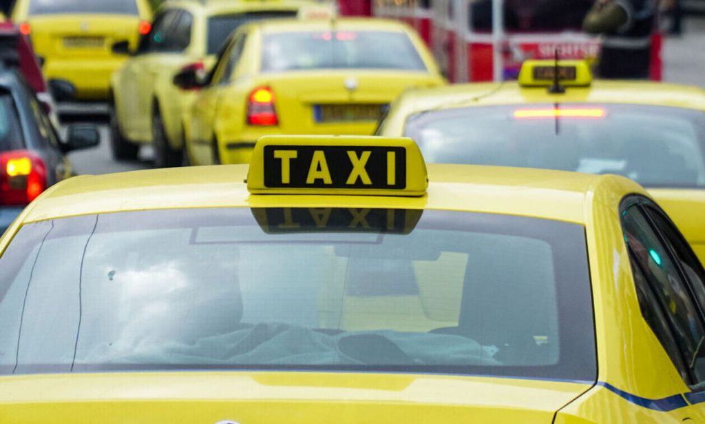 Σοκ στον Πειραιά: Ταξιτζής ζήτησε διπλάσιο κόμιστρο από εφήβους και τους απείλησε με ξύλο