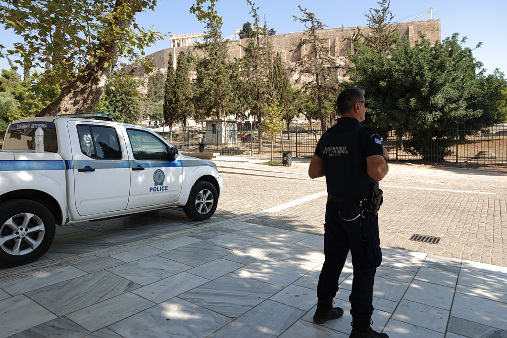 Ακρόπολη: Ποινική δίωξη για απόπειρα ανθρωποκτονίας στον 60χρονο μετά την επίθεση με μαχαίρι σε τουρίστες
