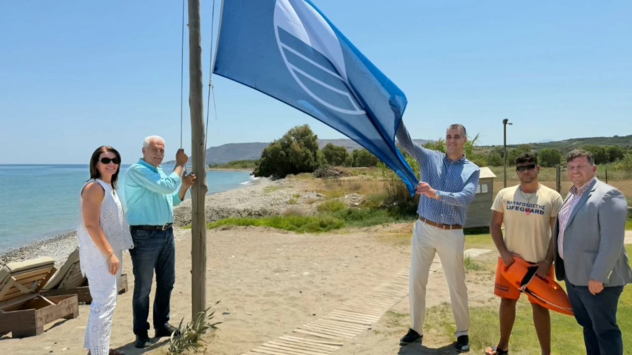 Αποκόρωνας: Η πρώτη Γαλάζια Σημαία της σεζόν υψώθηκε στον Καβρό – 17 διεθνείς διακρίσεις για τις παραλίες του δήμου
