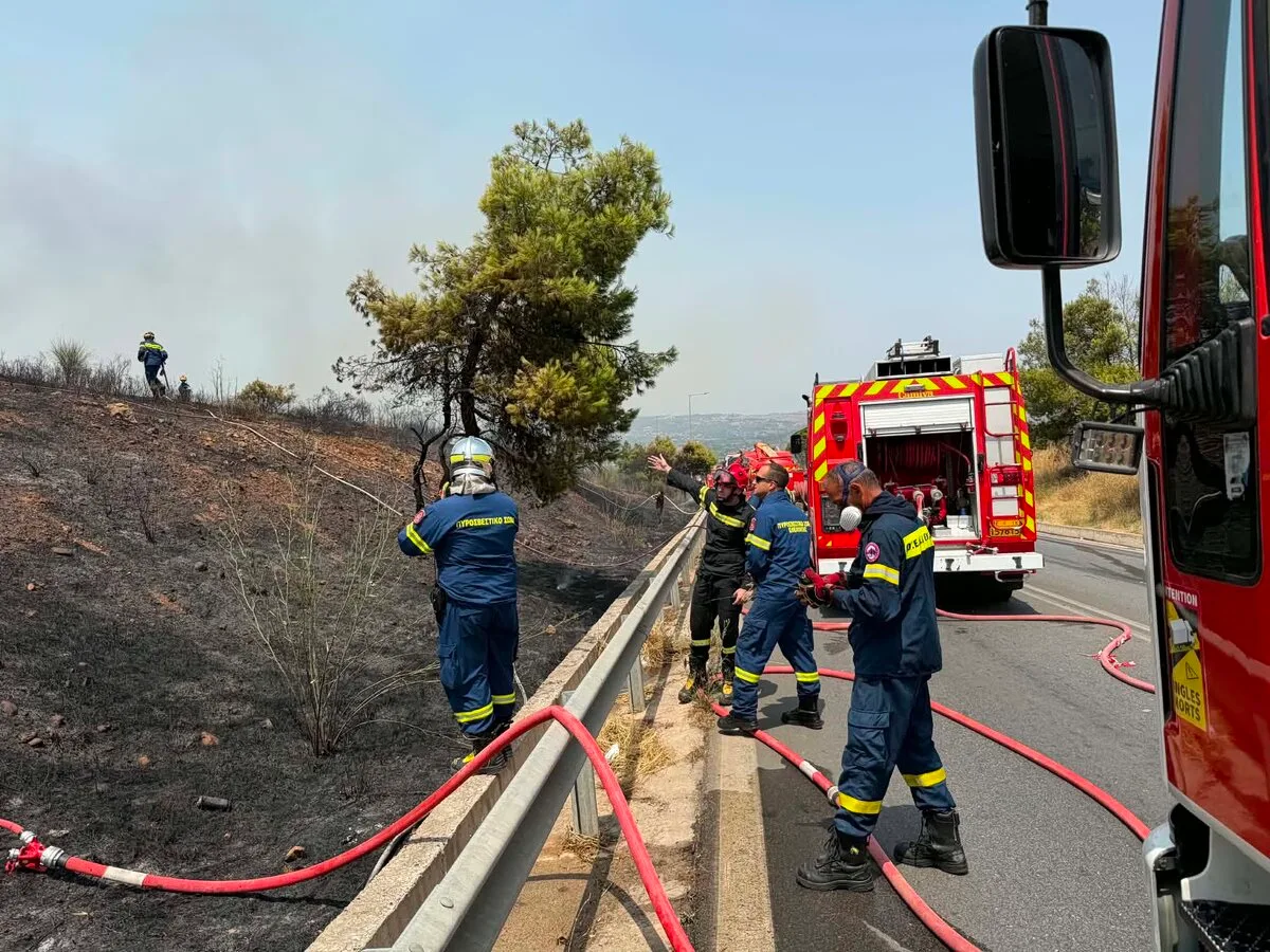 Μάχη με τις φλόγες σε όλη τη χώρα: Δεκάδες πυρκαγιές, συλλήψεις για εμπρησμούς και νέα προειδοποίηση