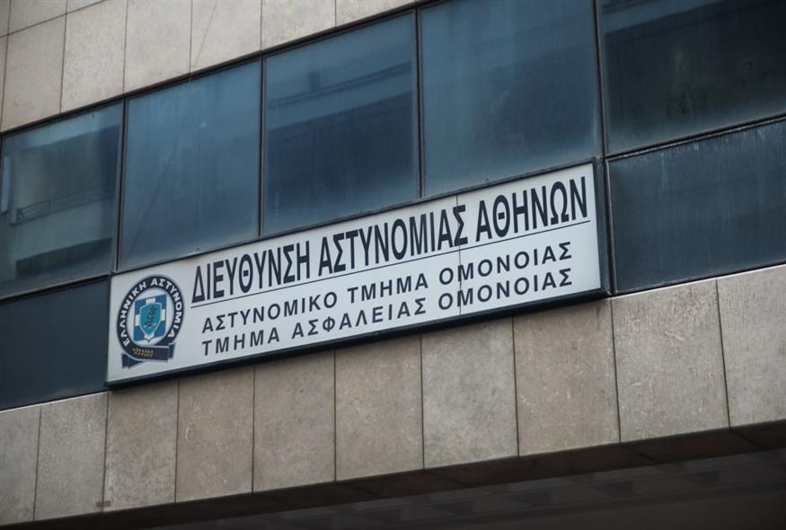Βιασμός 19χρονης στο ΑΤ Ομόνοιας: Ελεύθεροι με αναστολή οι δύο αστυνομικοί