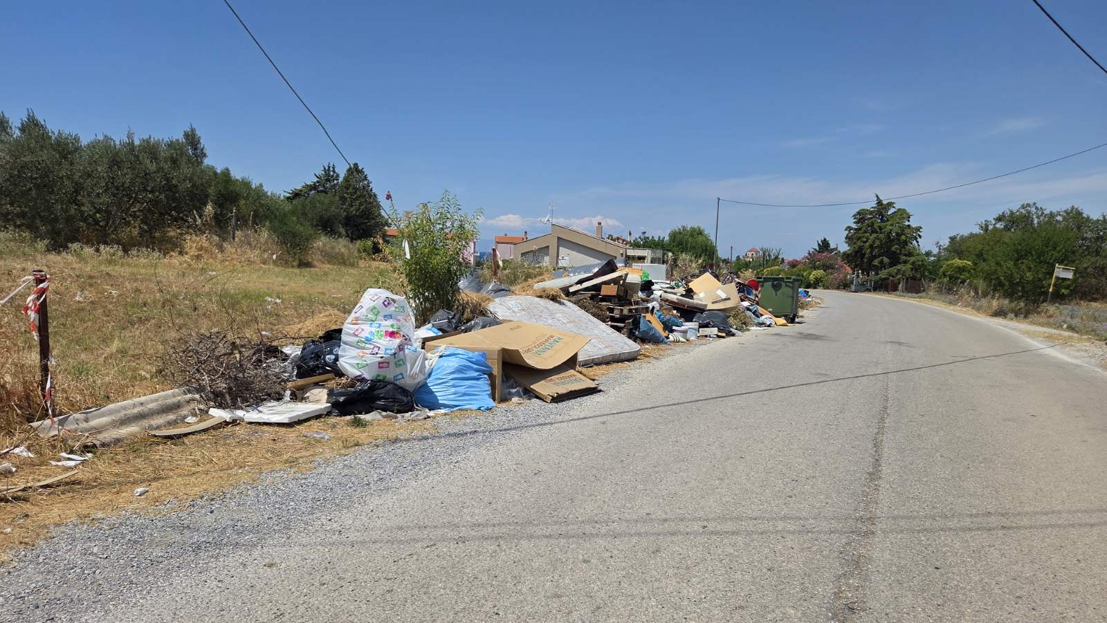 «Πνίγεται» στα σκουπίδια η Νέα Καλλικράτεια: Εικόνες ντροπής στην «καρδιά» της τουριστικής σεζόν