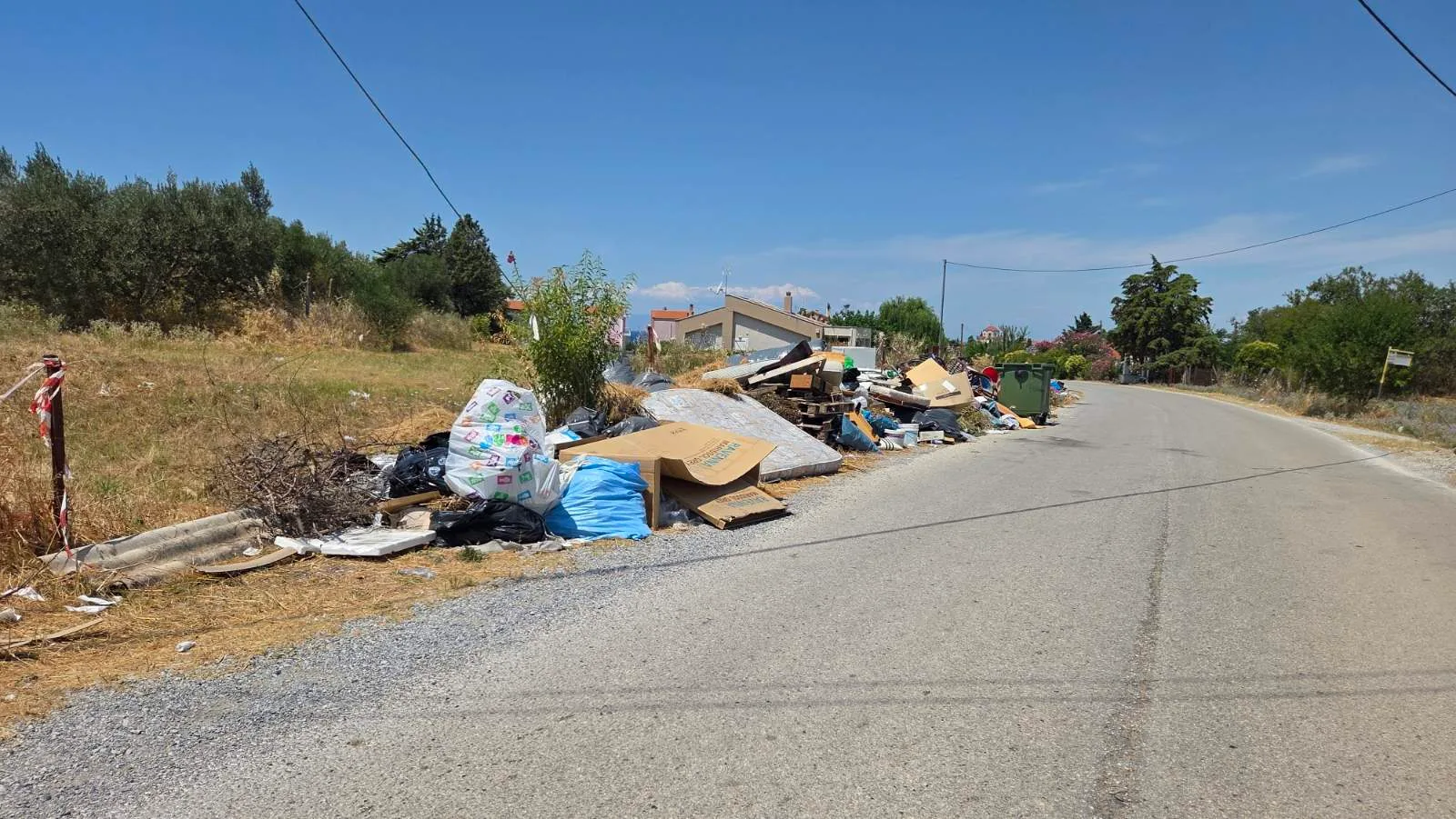 «Πνίγεται» στα σκουπίδια η Νέα Καλλικράτεια: Εικόνες ντροπής στην «καρδιά» της τουριστικής σεζόν