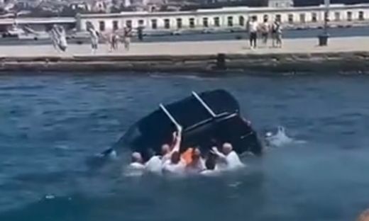 Ηρωική επέμβαση δοκίμων στην Ιταλία – Βούτηξαν στο λιμάνι και απεγκλώβισαν οδηγό