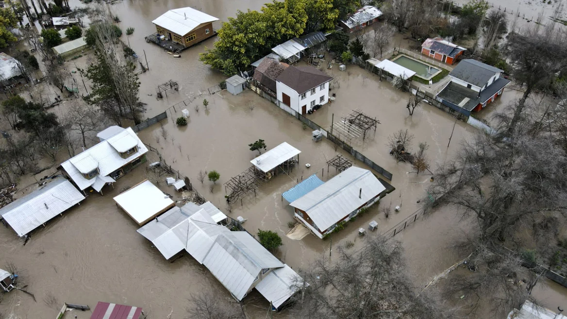 Χιλή: Εφιαλτικές πλημμύρες σαρώνουν τη χώρα – Τουλάχιστον 10 νεκροί και 4 αγνοούμενοι