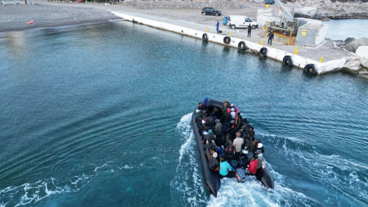 Νέα άφιξη 35 παράτυπων μεταναστών στο Λουτρό Σφακίων – Ανάμεσά τους έγκυος και βρέφος