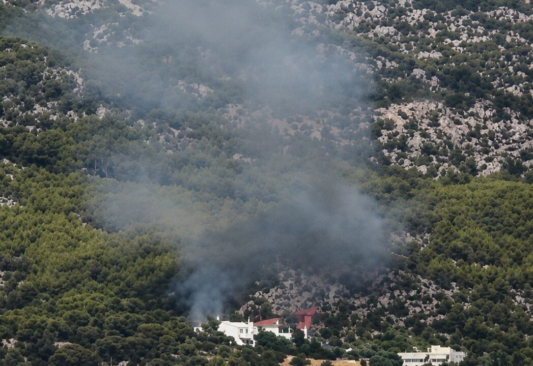 Φωτιά στο Λουτράκι: Καίγεται αγροτοδασική έκταση στην Περαχώρα