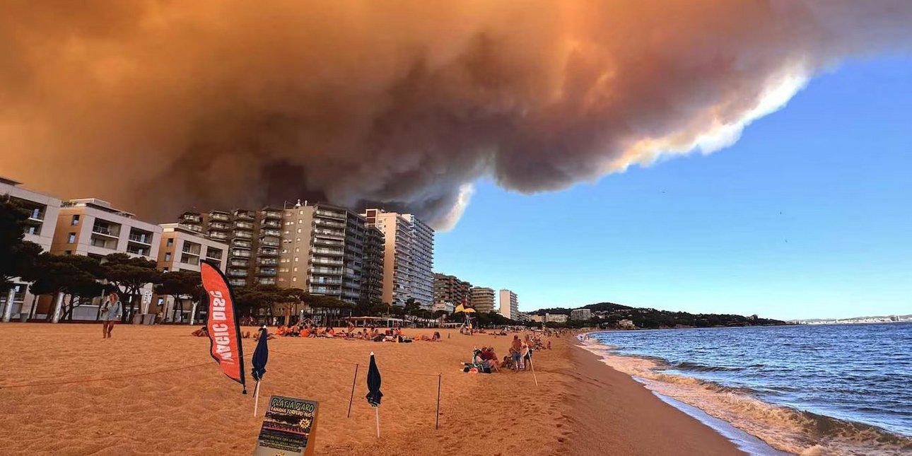 Μεγάλη φωτιά στη βορειοανατολική Ισπανία – Συναγερμός στην Καταλονία λόγω των ισχυρών ανέμων