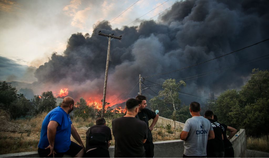 Νέφος από τη φωτιά στο Ωραιόκαστρο κινείται προς Αττική και Πελοπόννησο – μειωμένη συγκέντρωση