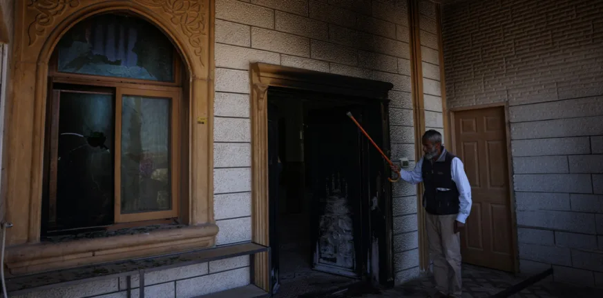 Δυτική Όχθη: Καταγγελίες ότι Ισραηλινοί έποικοι πυρπόλησαν τέμενος – Ζημιές και εβραϊκά συνθήματα στους τοίχους