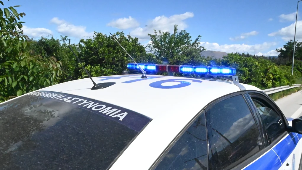 Αχαΐα: Επιτέθηκε σε πυροσβέστες που έσβηναν φωτιά στην αυλή του – Συνελήφθη μετά τον εντοπισμό όπλου