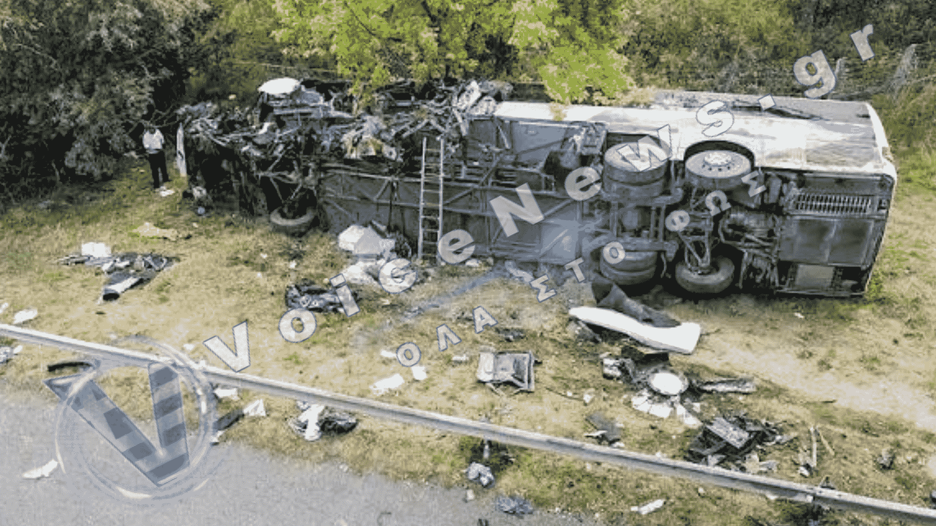 25 Νεκροί και Δεκάδες Τραυματίες μετά από Πτώση Λεωφορείου σε Χαράδρα
