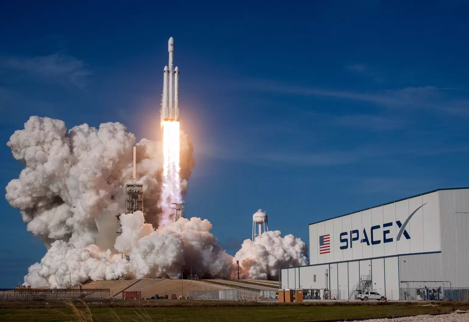 Η SpaceX σχεδιάζει να εκτοξεύσει έως και 1 εκατομμύριο δορυφόρους σε χαμηλή τροχιά