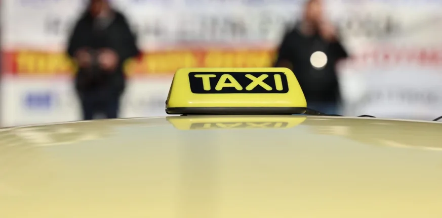 Λαύριο: Τέσσερις συλλήψεις οδηγών ταξί για υπερχρεώσεις επιβατών – Ζητούσαν 200 ευρώ για διαδρομή προς Ακρόπολη
