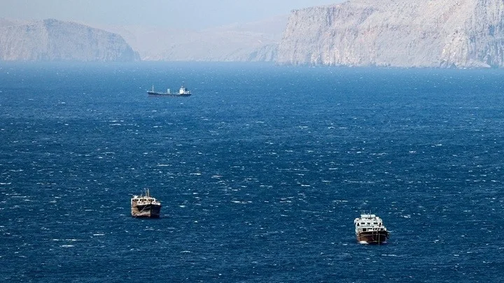 Στενό του Ορμούζ: Πυρά των Φρουρών της Επανάστασης σε εμπορικό πλοίο με σημαία Ταϊλάνδης