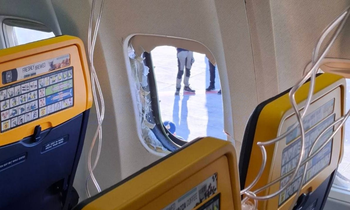 Ryanair: Συγκλονίζει η σύζυγος του επιβάτη που βρέθηκε έξω από σπασμένο παράθυρο του αεροπλάνου