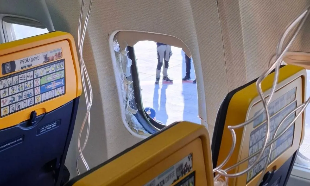 Ryanair: Συγκλονίζει η σύζυγος του επιβάτη που βρέθηκε έξω από σπασμένο παράθυρο του αεροπλάνου
