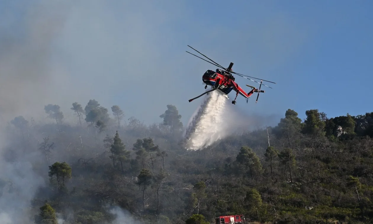 Συναγερμός στα Άγραφα: Μάχη με τις φλόγες στο Κερασοχώρι – Στη μάχη και εναέρια μέσα
