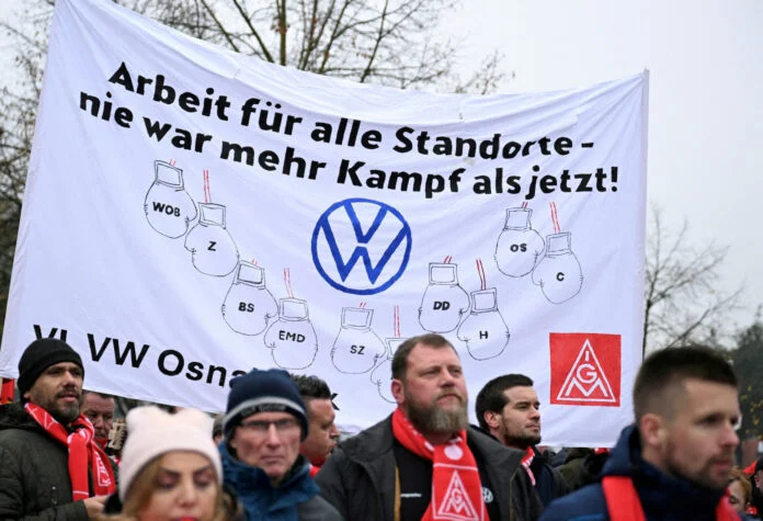 Σεισμός στη Volkswagen: 140.000 θέσεις εργασίας στο ζύγι – Το εφιαλτικό σενάριο, το έλλειμμα των 10 δισ. και η κινεζική απειλή