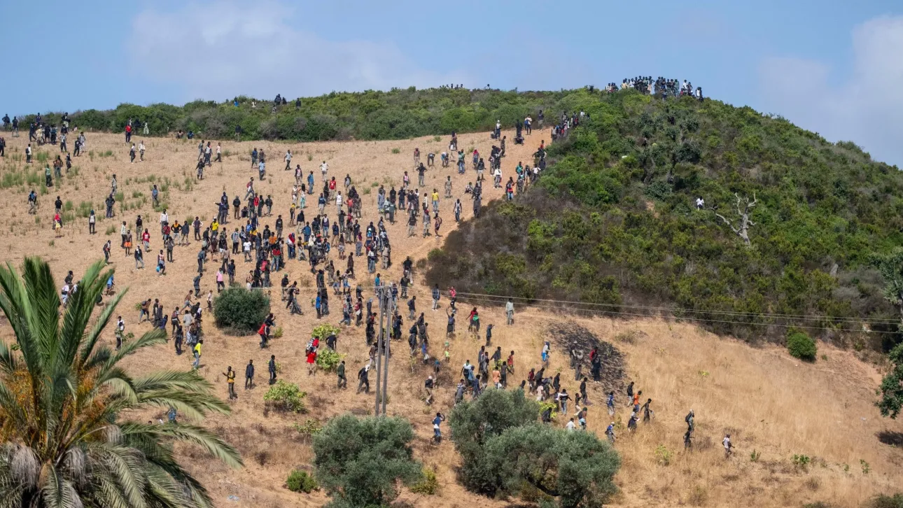 Θέουτα: Νέα μαζική απόπειρα εφόδου μεταναστών – Πώς οι μαροκινές δυνάμεις έστησαν «μπλόκο», δείτε βίντεο