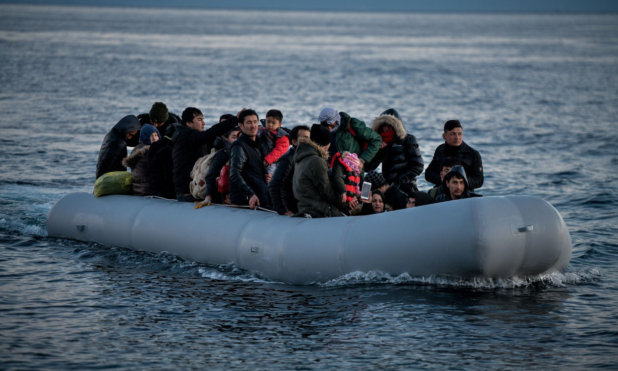 Μάγχη: Φωτιά σε λέμβο με 160 λαθρομετανάστες – Βούτηξαν στη θάλασσα για να σωθούν