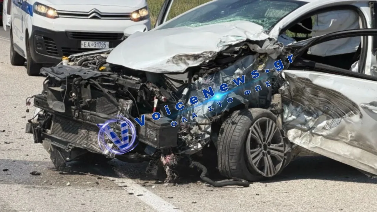 Τροχαίο έξω από τη Λάρισα: Σοκαριστική σύγκρουση ΙΧ με φορτηγό – Διαλύθηκε το μπροστινό μέρος