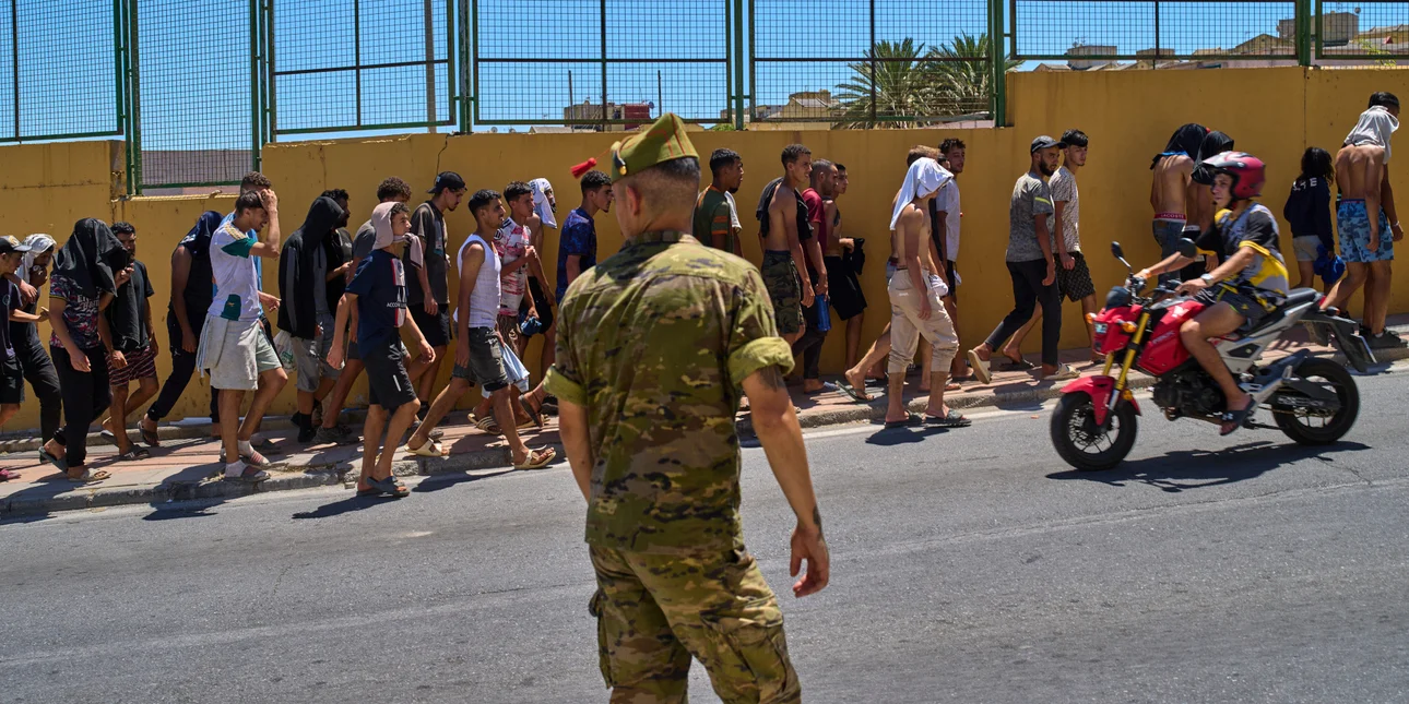 Κρίση στη Θέουτα: Δεκάδες χιλιάδες επιστροφές στο Μαρόκο – Στα όριά τους οι υποδομές και 72 νεκροί