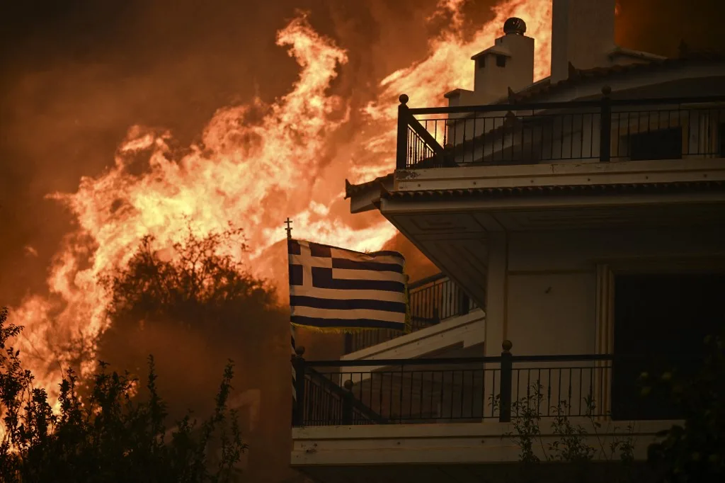Δραματικές ώρες στα Βίλια: Η φωτιά μπήκε στον οικισμό Κρύο Πηγάδι – Μάχη με τις φλόγες