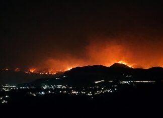Εκτός ελέγχου η πυρκαγιά στο Αλεποχώρι: Πύρινος ουρανός και δραματική μάχη με τις φλόγες