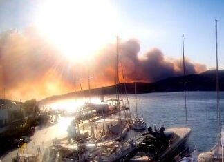 Τρόμος στη Σκύρο: Εκτός ελέγχου η πυρκαγιά στην Ατσίτσα – Μεγάλη κινητοποίηση δυνάμεων από αέρα και θάλασσα