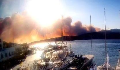 Τρόμος στη Σκύρο: Εκτός ελέγχου η πυρκαγιά στην Ατσίτσα – Μεγάλη κινητοποίηση δυνάμεων από αέρα και θάλασσα