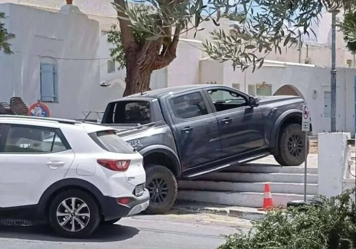 Σίφνος: Οδηγός Ford Ranger Raptor «επιστράτευσε» τα σκαλιά της Πλατείας Ηρώων για να παρκάρει
