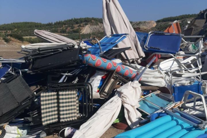 Επιχείρηση «Καθαρή Ακτή» στη Χαλκιδική: Ξηλώθηκαν δεκάδες μόνιμες ομπρέλες και ξαπλώστρες στη Γερακινή
