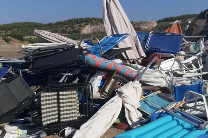 Επιχείρηση «Καθαρή Ακτή» στη Χαλκιδική: Ξηλώθηκαν δεκάδες μόνιμες ομπρέλες και ξαπλώστρες στη Γερακινή