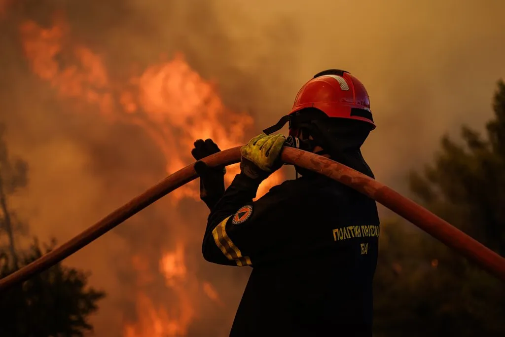Φωτιές στην Αττική: Βελτιωμένη η εικόνα σε Ψάθα, Λούμπα και Μεγάρα – Σε ύφεση ο Κιθαιρώνας