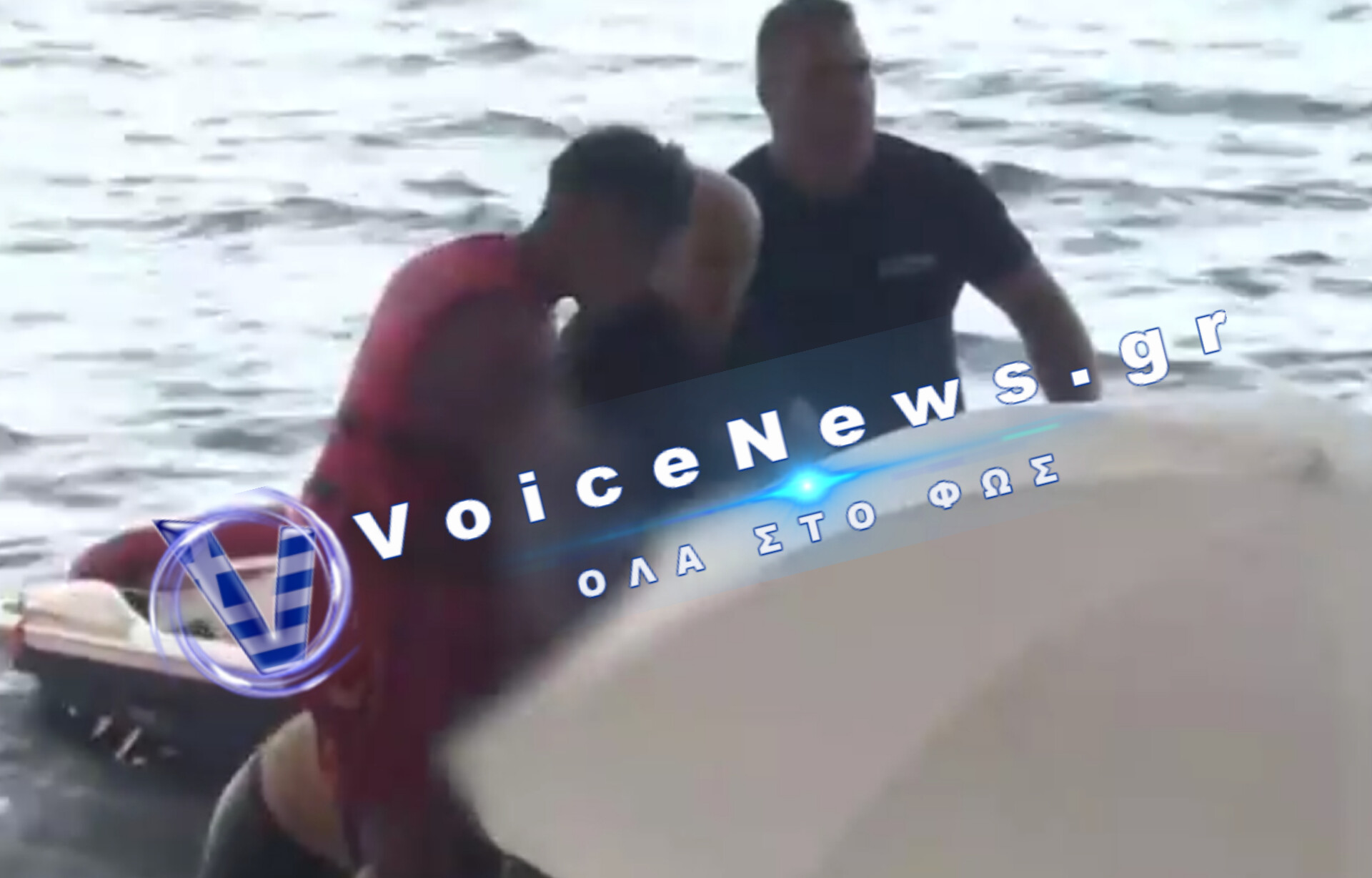 Σωτήρια επέμβαση ναυαγοσώστη σε πυροσβέστη που λιποθύμησε στη θάλασσα στη Χαλκιδική
