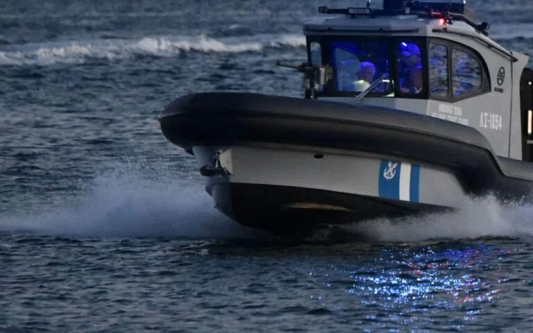 Συναγερμός στον Σαρωνικό: Επιχείρηση διάσωσης 10 επιβαινόντων μετά από ημιβύθιση καταμαράν στις Φλέβες
