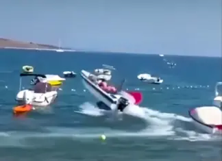 Απίστευτο περιστατικό στη Νάξο: Σκάφος «καβάλησε» άλλα δύο δίπλα σε λουόμενους – Βίντεο από τη στιγμή της σύγκρουσης