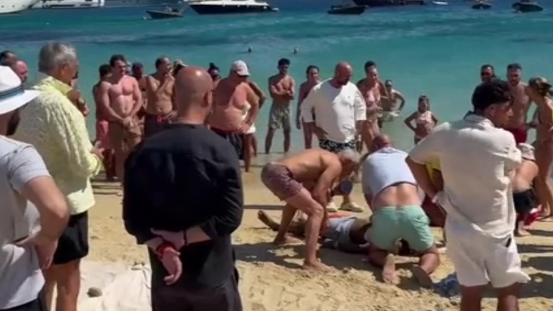 Τραγωδία στη Μύκονο: Νεκρός Άραβας τουρίστας στην παραλία Ψαρρού – Κατέρρευσε μέσα στη θάλασσα