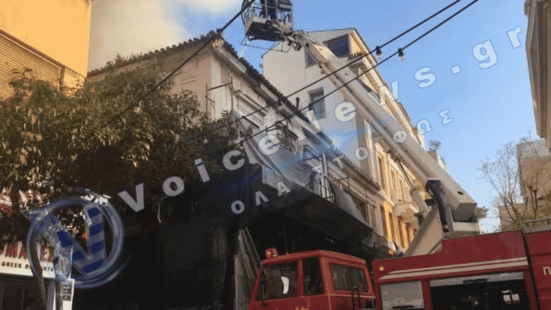 Φωτιά σε εγκαταλελειμμένο κτίριο στο κέντρο της Αθήνας: Απεγκλωβίστηκε ένα άτομο