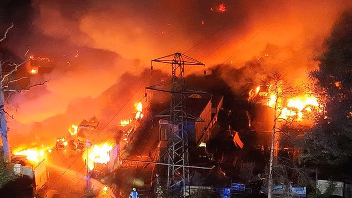 Φλεγόμενος εφιάλτης κοντά στο αεροδρόμιο του Γκάτγουικ: Στάχτη 140 αυτοκίνητα – Σύλληψη 67χρονου για εμπρησμό